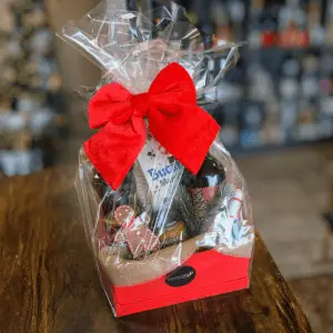 Ajándékkosár piros dobozban és masnival